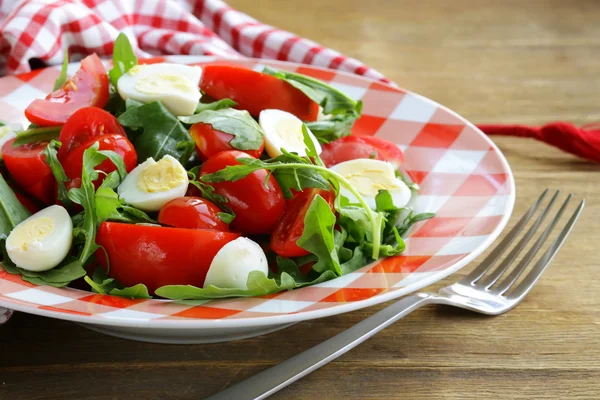 Salada com tomates frescos, rúcula e ovos de codorna — Fotografia de Stock