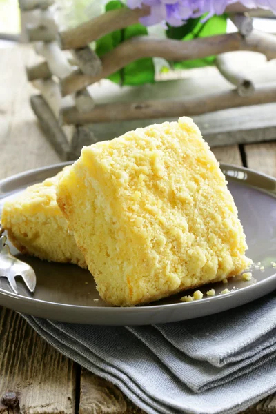 Gedeelte van cheesecake met oranje smaak op de plaat — Stockfoto