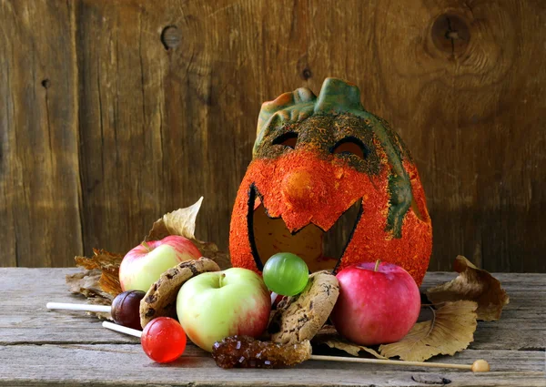 Halloween pumpkin Jack O'Lantern with fruit and sweets — Stock Photo, Image