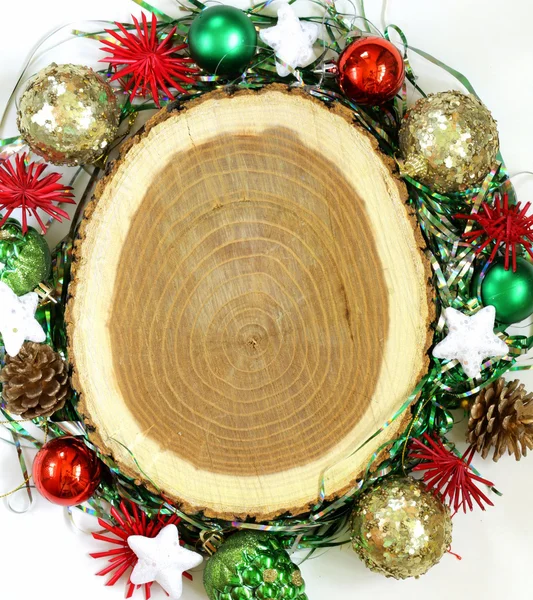 Baumstumpf mit Weihnachtsschmuck (Kugeln, Zapfen, Sterne)) — Stockfoto