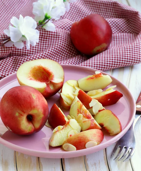 Sobremesa de frutas de verão com pêssegos, amêndoas e mel — Fotografia de Stock