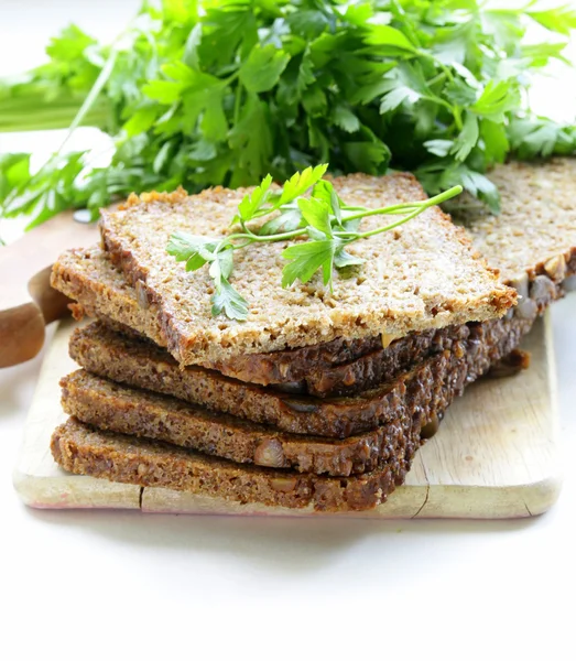 Pan integral de centeno con salvado y semillas, alimentación saludable — Foto de Stock