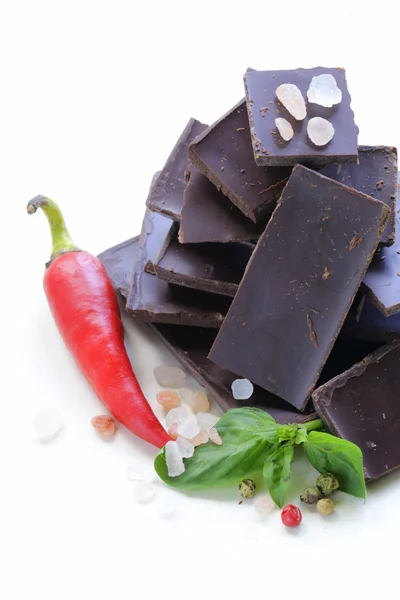 Γκουρμέ σκούρα σοκολάτα με τσίλι πιπέρι, θαλασσινό αλάτι και βασιλικό — Φωτογραφία Αρχείου
