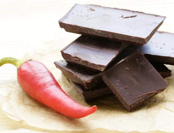 Изысканный темный шоколад с перцем чили — стоковое фото