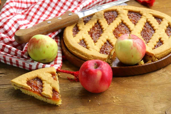 Tahta bir masada ev yapımı elmalı turta. — Stok fotoğraf