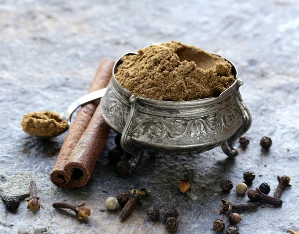 Őrölt fűszerek garam masala indiai keveréke — Stock Fotó