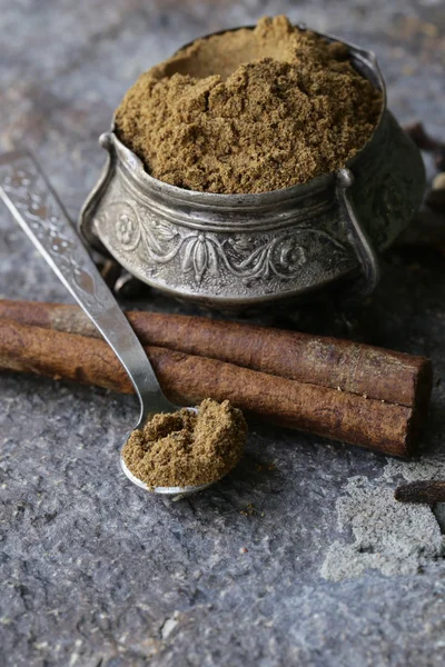 Őrölt fűszerek garam masala indiai keveréke — Stock Fotó