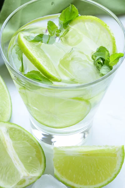 Mojito-Cocktail mit Limette, Minze und Eis — Stockfoto