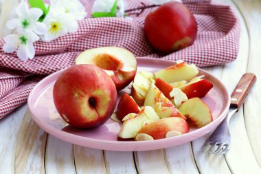 yaz meyve tatlı şeftali, badem ve ballı