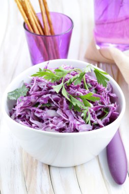 lahana salatası salata, kırmızı lahana, maydanoz ve mayonez ile