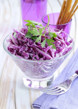 lahana salatası salata, kırmızı lahana, maydanoz ve mayonez ile