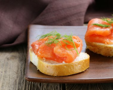 Kırmızı balık (somon) ve dereotu ile sandviç