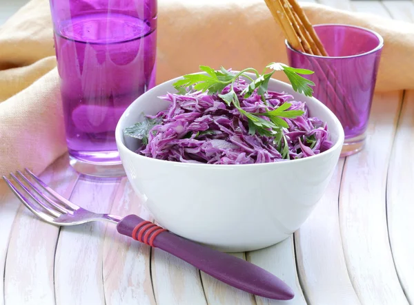 Krautsalat mit Rotkohl und Petersilie und Mayonnaise — Stockfoto