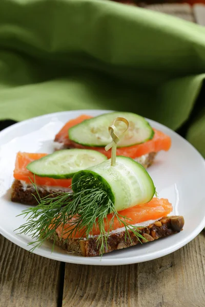 Sandwich with red fish (salmon) and dill — Stock Photo, Image