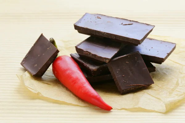 Γκουρμέ σκούρα σοκολάτα με τσίλι πιπέρι — Φωτογραφία Αρχείου