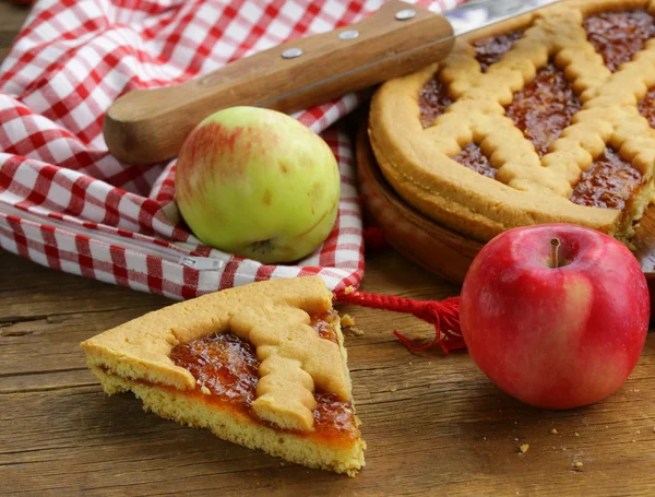 Plăcintă de mere de casă pe o masă de lemn — Fotografie, imagine de stoc