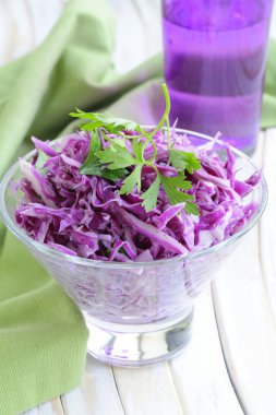 maydanoz ve mayonez ile kırmızı lahana lahana salatası