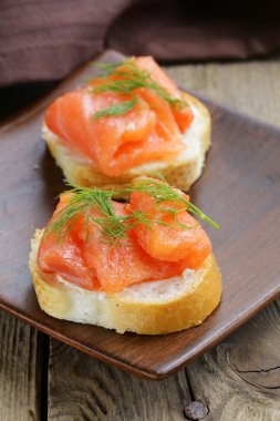 Kırmızı balık (somon) ve dereotu ile sandviç