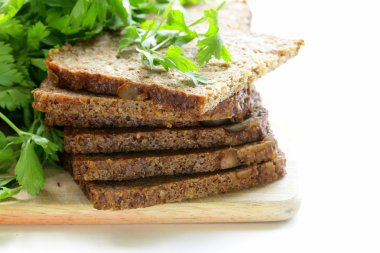 Kepekli çavdar ekmeği ile kepek ve tohumlar, sağlıklı yiyen