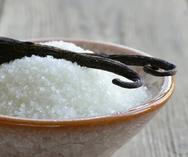 Сахар с натуральными стручками ванили в чашке — стоковое фото