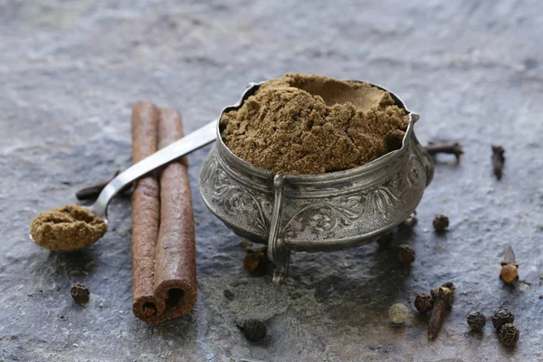 Őrölt fűszerek garam masala indiai keveréke — Stock Fotó