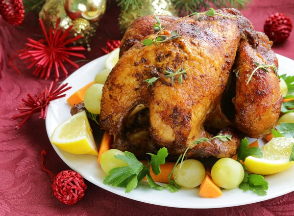 Gebakken kip voor kerstdiner, feestelijke tafelschikking — Stockfoto