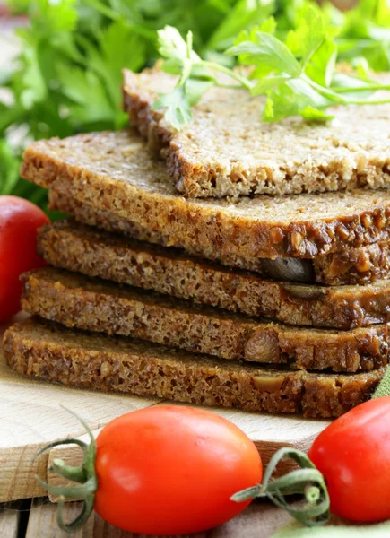 Pan integral de centeno con salvado y semillas, alimentación saludable — Foto de Stock