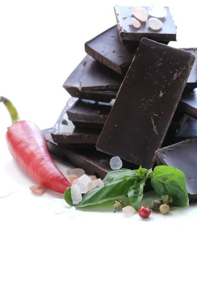 Biber biber, deniz tuzu ve fesleğen gurme Bitter çikolata — Stok fotoğraf