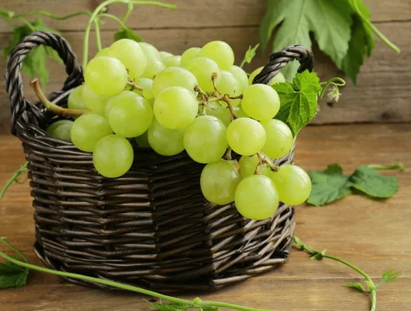 Organische witte druiven op een houten tafel — Stockfoto