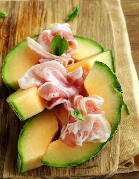 Włoskie przystawki melona z wędzoną szynkę (prosciutto melone) — Zdjęcie stockowe