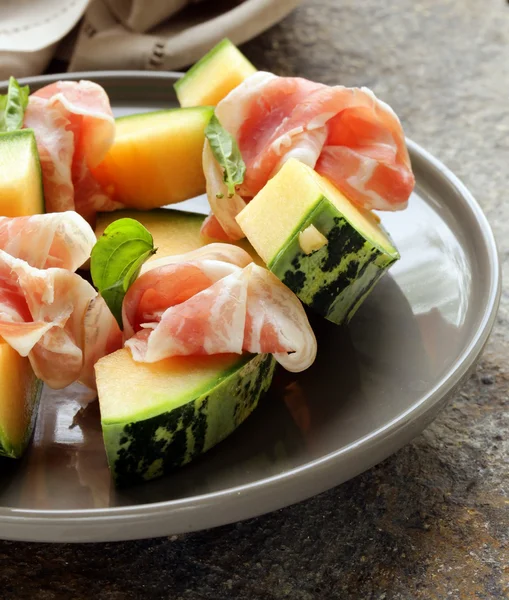 Melone antipasti italiano con prosciutto affumicato (prosciutto melone ) — Foto Stock