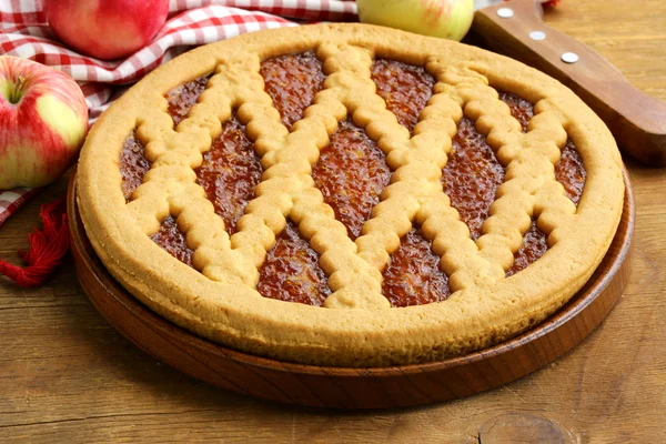 Domácí jablečný koláč na dřevěném stole — Stock fotografie