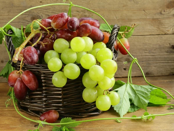 Organische witte druiven op een houten tafel — Stockfoto