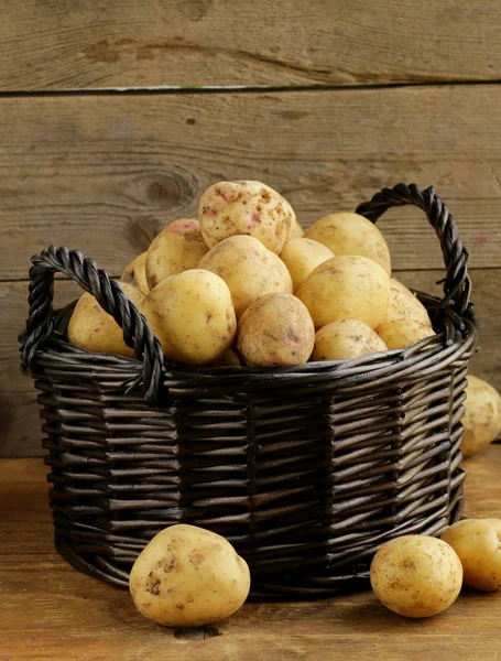 Φρέσκα βιολογικά πατάτες σε ξύλινα φόντο, ρουστίκ στυλ — Φωτογραφία Αρχείου