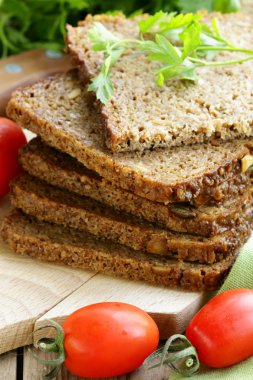 Kepekli çavdar ekmeği ile kepek ve tohumlar, sağlıklı yiyen