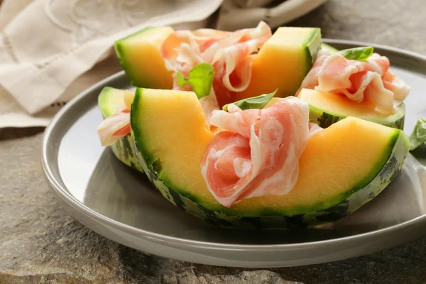 Italian antipasti melon with smoked ham (prosciutto melone) — Stock Photo, Image