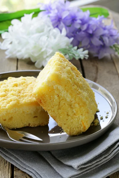 Porção de cheesecake com sabor laranja no prato — Fotografia de Stock