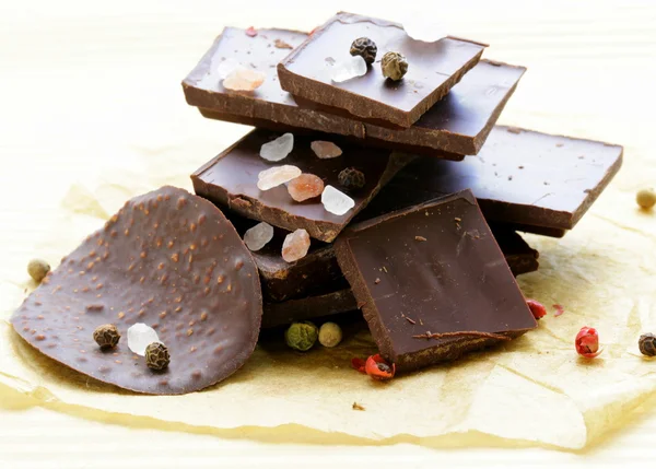 Chocolate escuro gourmet com pimenta e sal marinho — Fotografia de Stock