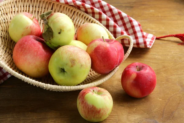 Осінній урожай органічних яблук у кошику — стокове фото