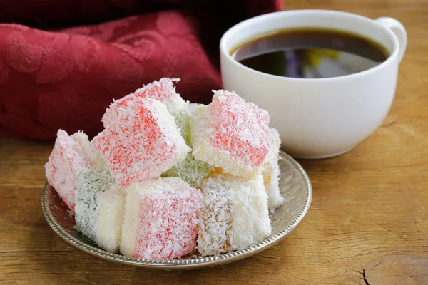 Turkish delight (lokum rahat) dessert i kokosflingor — Stockfoto