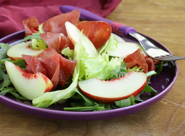 Salade gastronomique aux pêches et bresaola (bœuf fumé ) — Photo