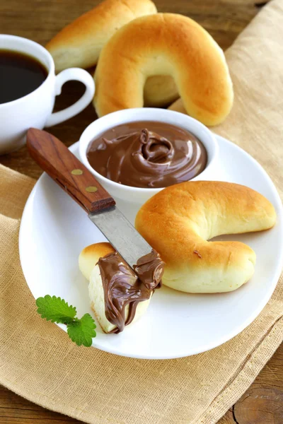 Chocolate nut paste (nutella) for breakfast with bread rolls — Stock Photo, Image