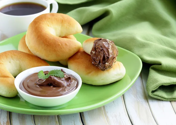 Čokoláda oříšková pasta (nutella) k snídani s rohlíky — Stock fotografie