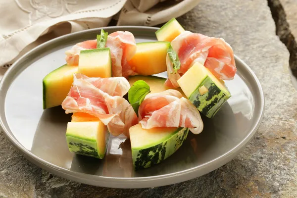 Italian antipasti melon with smoked ham (prosciutto melone) — Stock Photo, Image