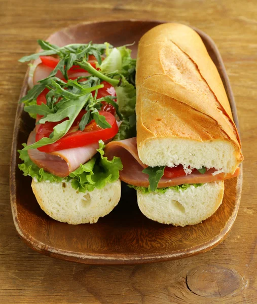 Stokbrood sandwich met ham, rucola en tomaten — Stockfoto