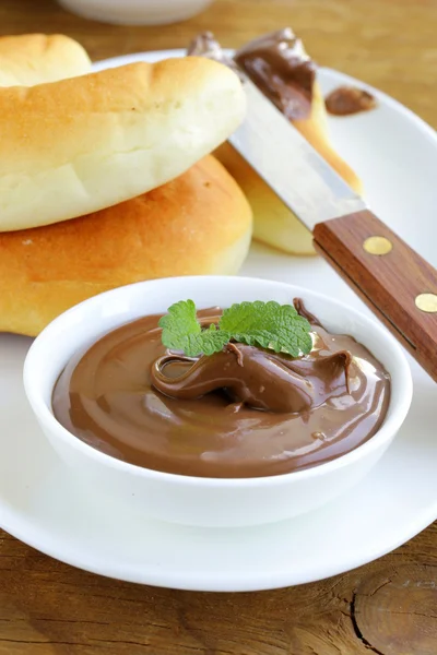 Chocolate nut paste (nutella) for breakfast with bread rolls — Stock Photo, Image