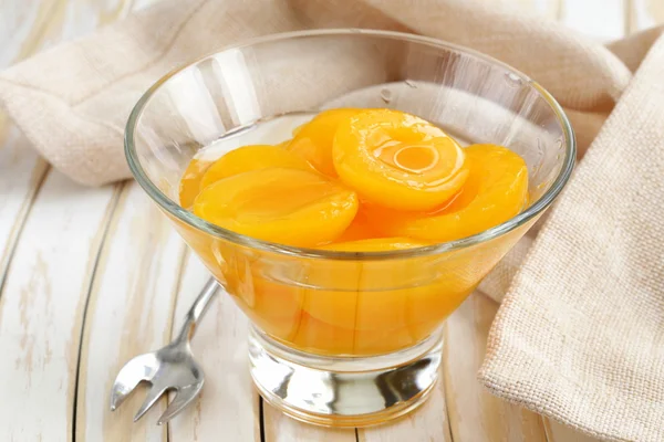 Conserves de pêches (abricots) en conserve dessert sucré et sain — Photo