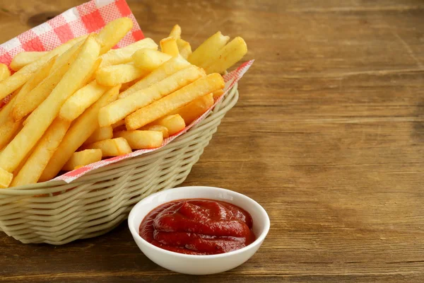 Traditionele Franse frietjes met ketchup — Stockfoto