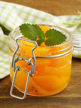 Konserve koru (kayısı) tatlı şeftali ve sağlıklı tatlı