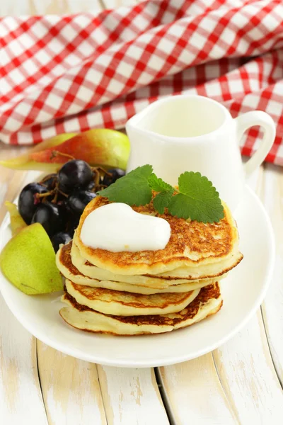 Homemade pancakes with fruit and yogurt - healthy breakfast — Stock Photo, Image
